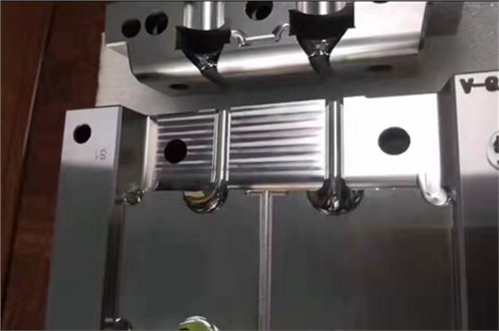 深圳藍(lán)牙耳機(jī)模具哪家好？博騰納出品耳機(jī)有分模線但你看不見！